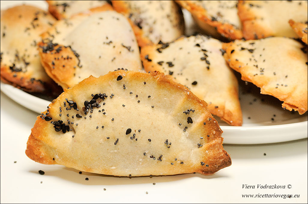 Panzerotti simil gyoza ripieni di viola