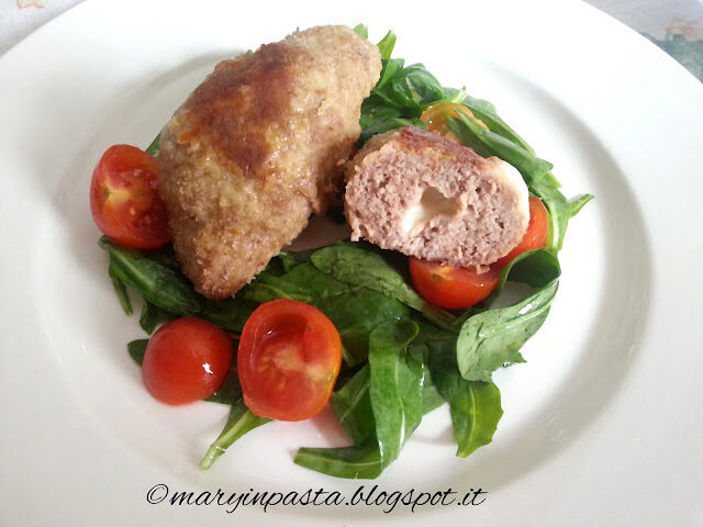 Panzerottini di carne dal cuore cremoso in insalata