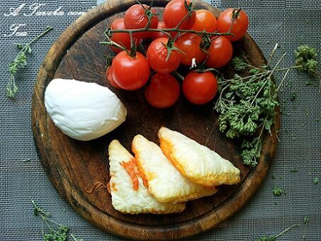 Panzerotto mozzarella pomodoro e basilico