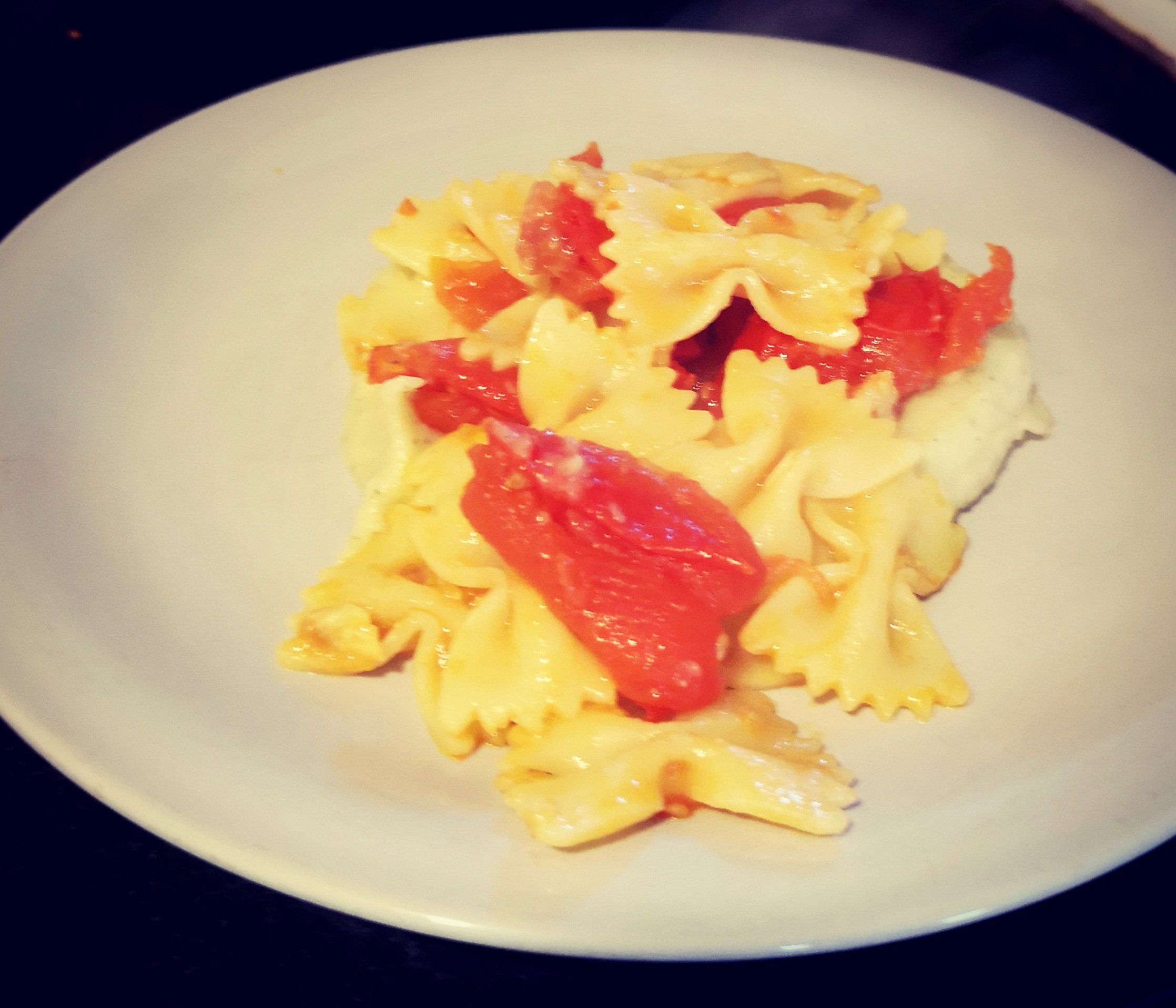 Papillon su crema di sedano rapa, pomodorini e pancetta