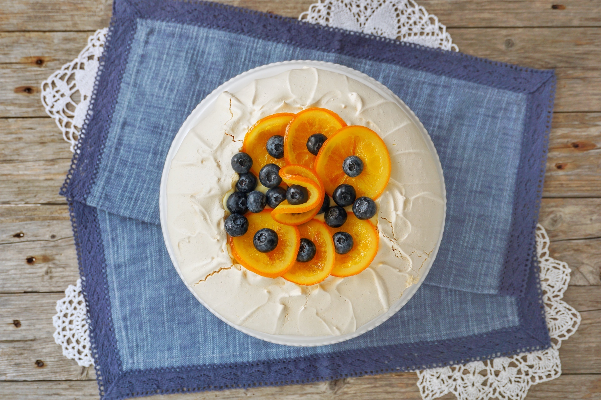 Paplova con crema pasticcera, arance caramellate e mirtilli