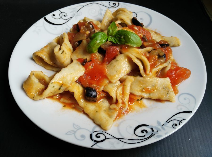 Pappardelle al basilico con sugo di pomodori ed olive