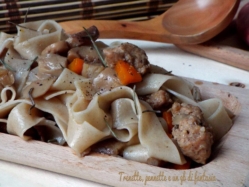Pappardelle al farro funghi misti e salsiccia