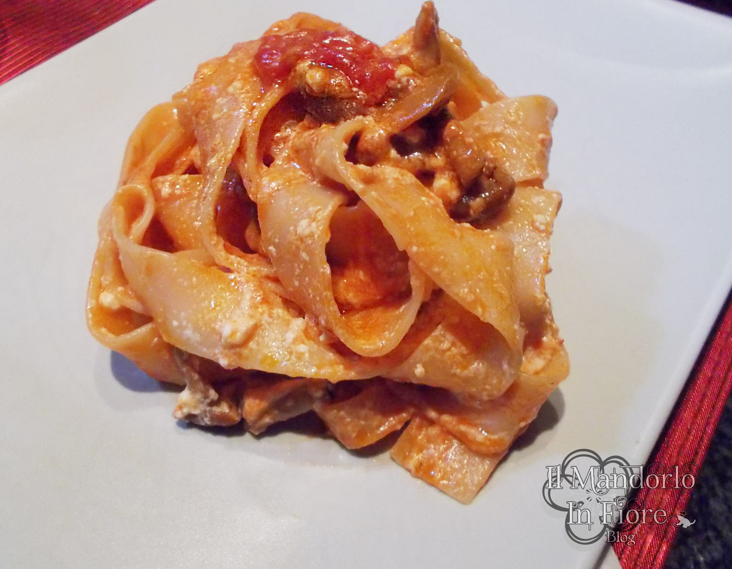 Pappardelle al sugo di funghi e ricotta