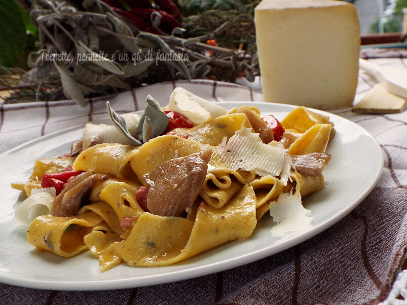 Pappardelle alla salvia con funghi pleurotus e salsiccia