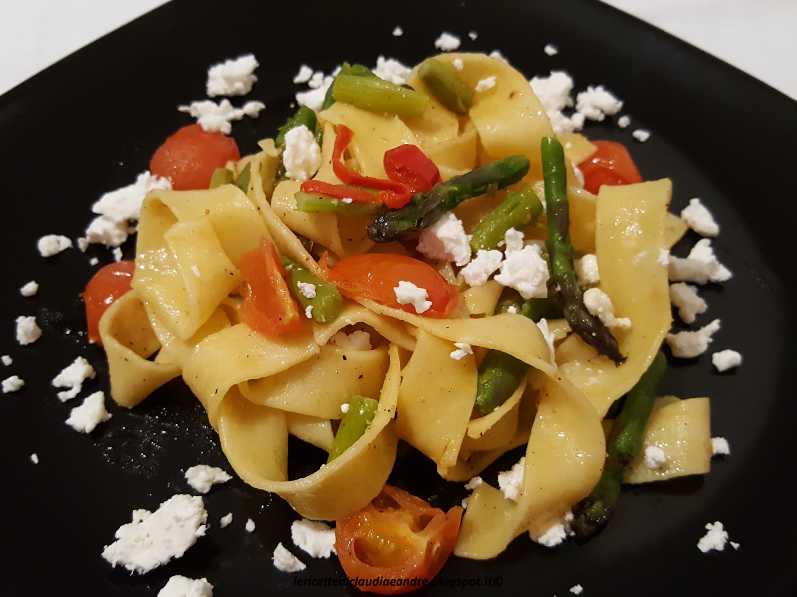Pappardelle con asparagi, pomodorini e feta