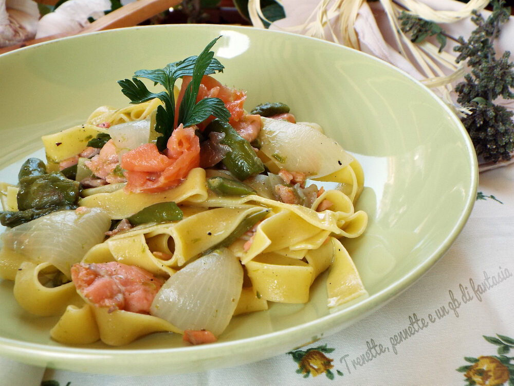 Pappardelle con asparagi salmone e petali di cipolla