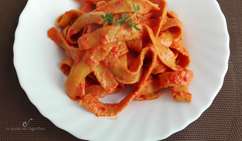 Pappardelle con crema di peperoni e yogurt greco