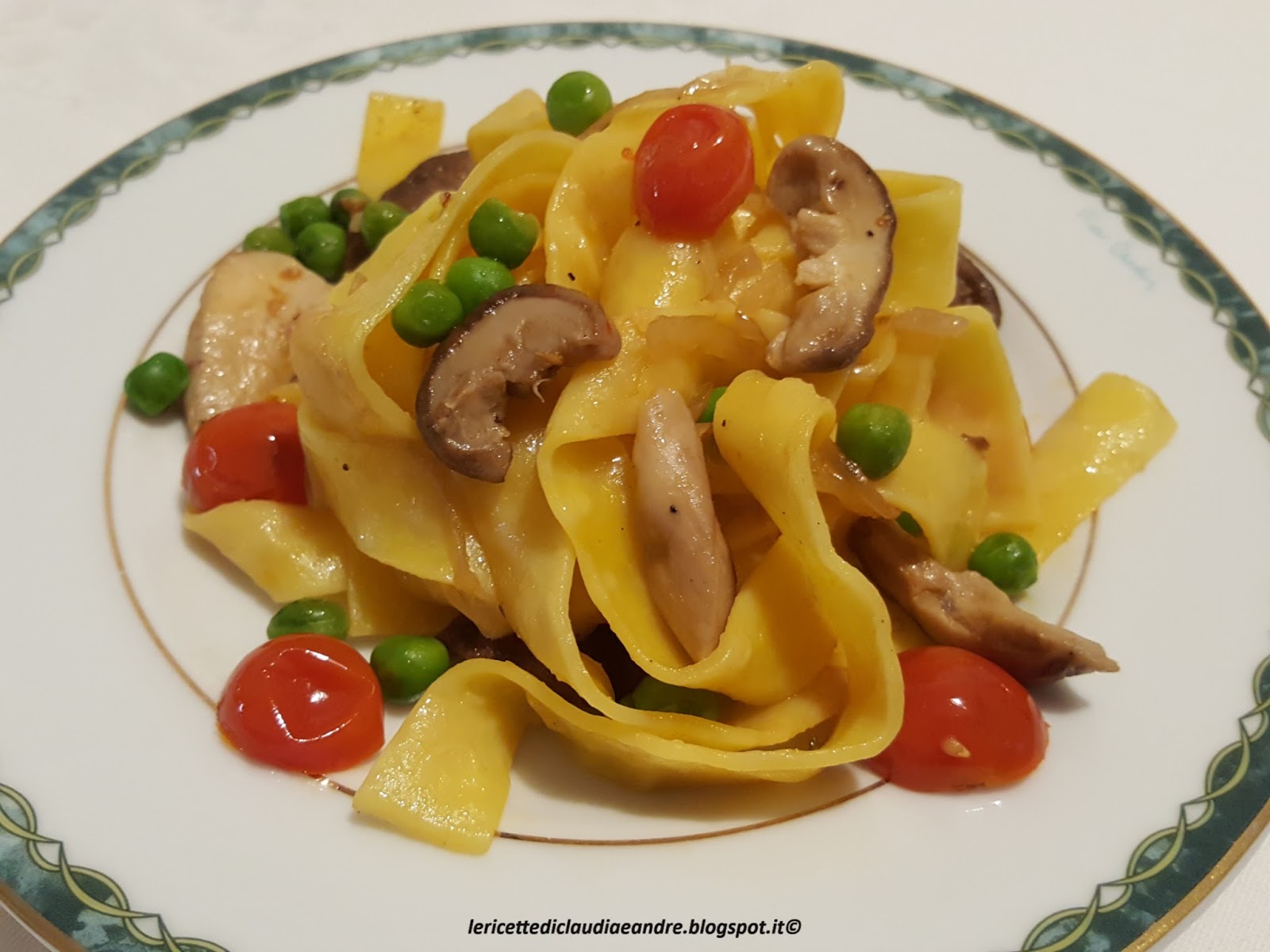 Pappardelle con funghi porcini, piselli e pomodorini