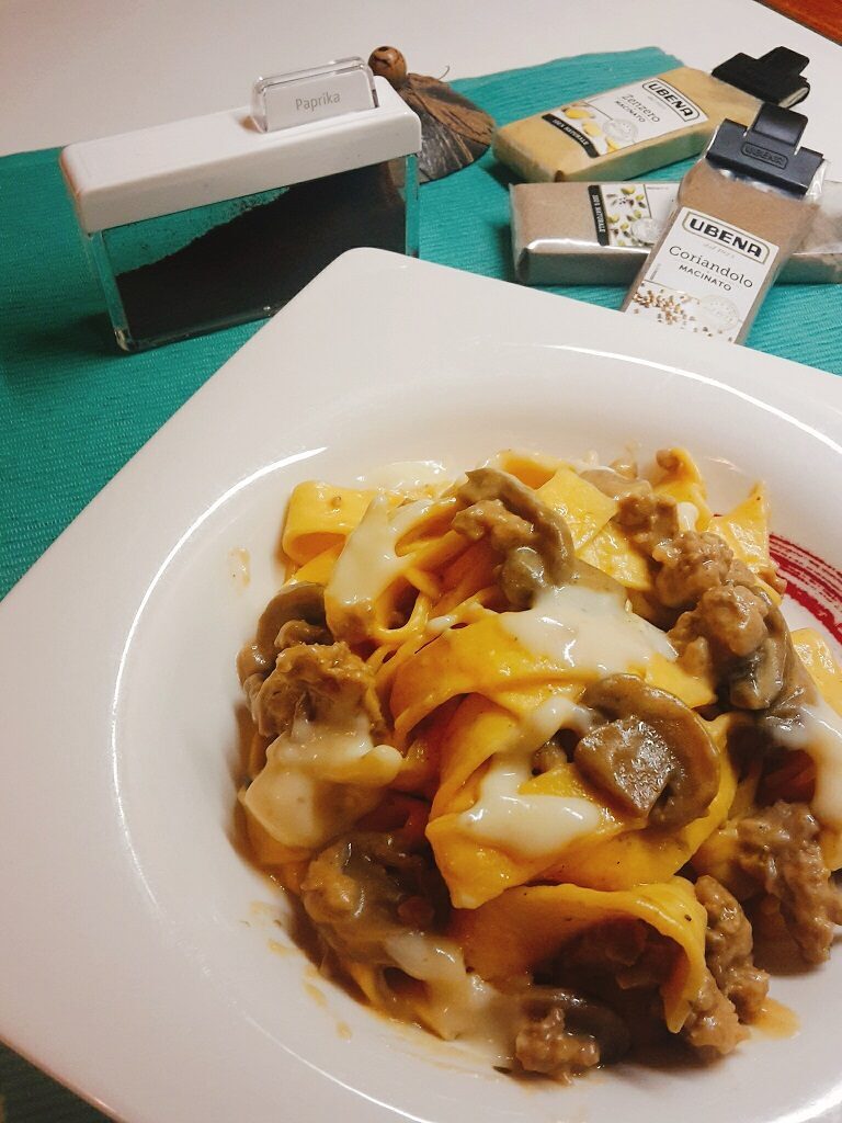 Pappardelle con funghi, salsiccia e salsa leggera