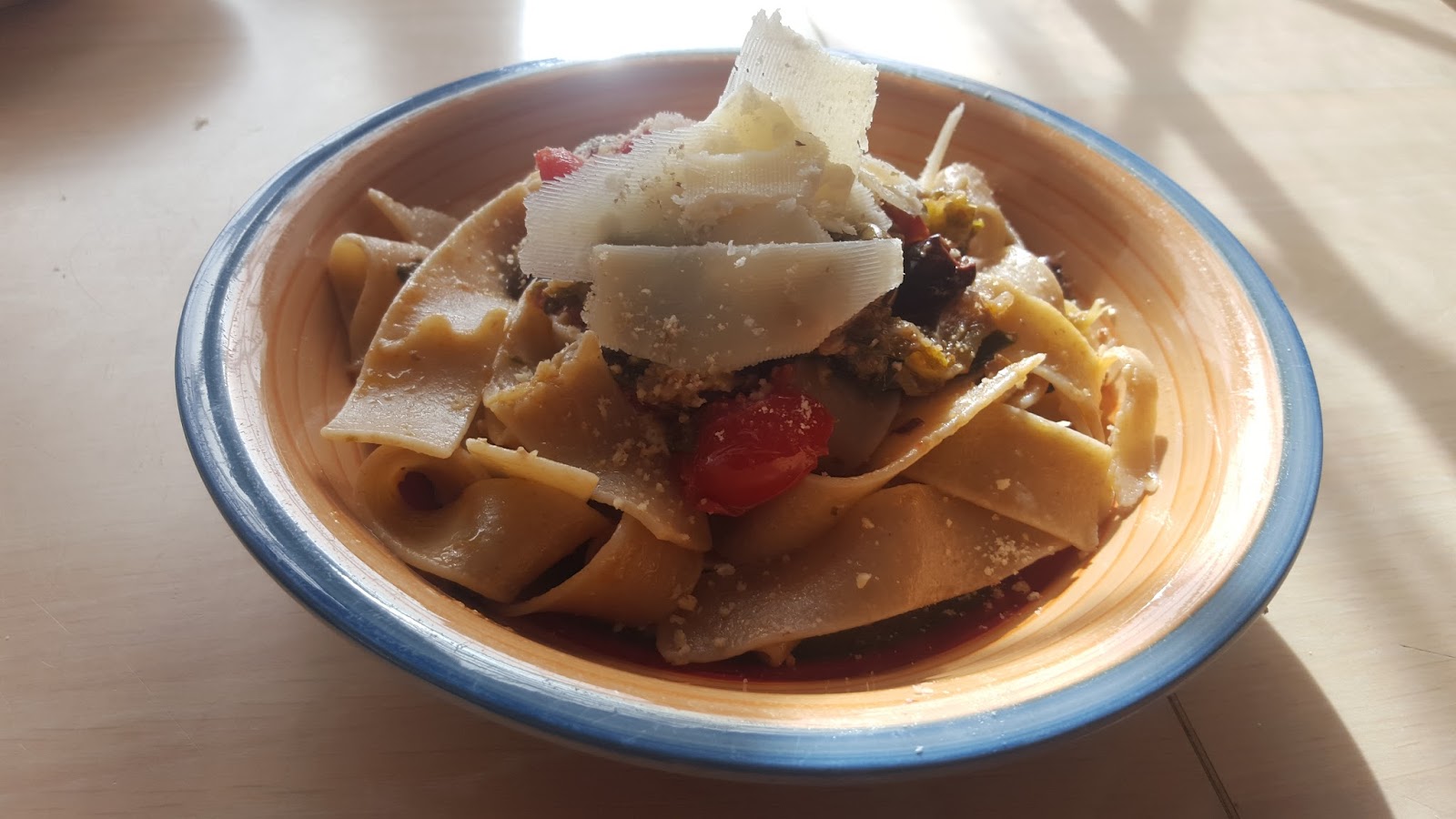Pappardelle con ricotta di bufala e sugo di scarole, pomodorini datterini, olive taggiasche, noci tritate e scaglie di parmigiano millesimato 30 mesi