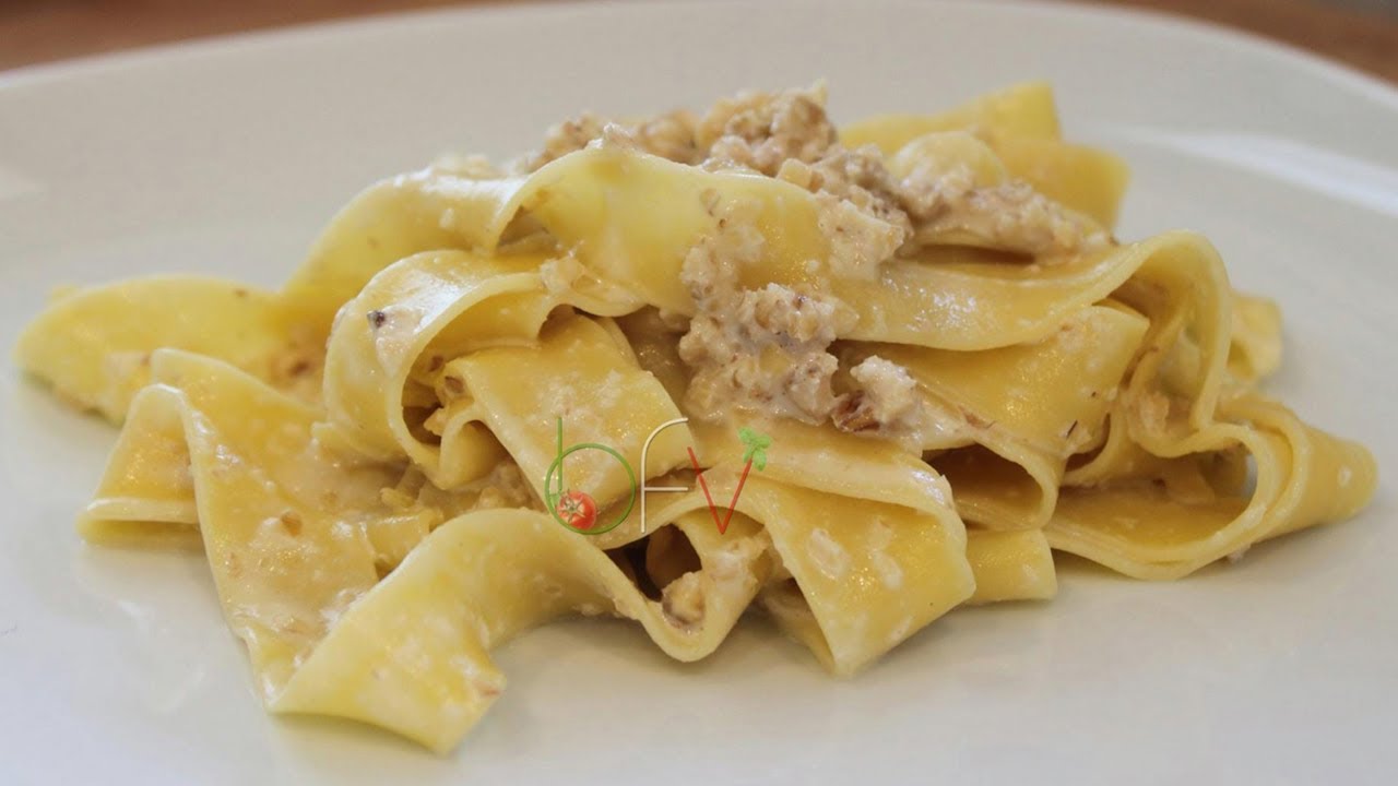 Pappardelle in salsa di noci – involtini con nocciole e pancetta [videoricetta]