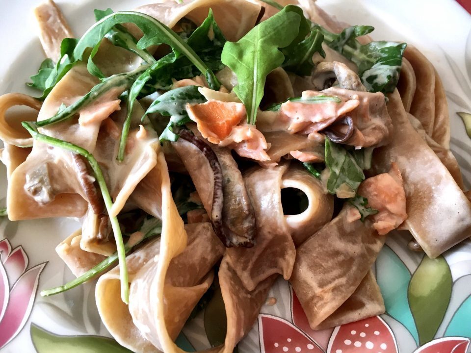Pappardelle integrali ai funghi, salmone e rucola