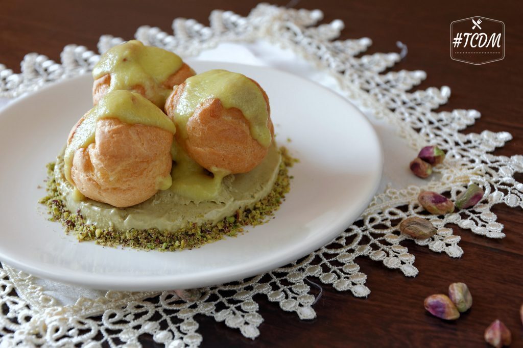 Parfait al pistacchio con bignè alla crema