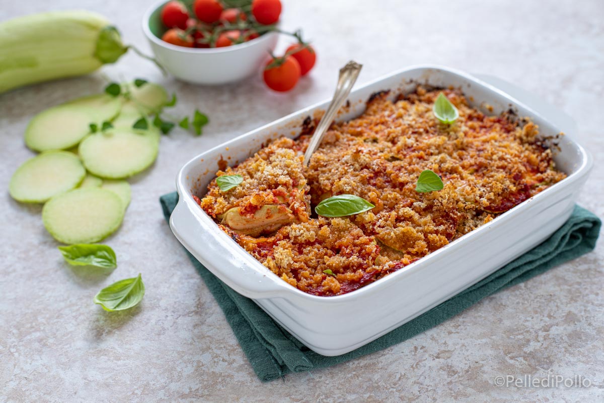 Parmigiana di zucchine a crudo con pangrattato e pomodoro