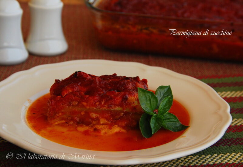 Parmigiana di zucchine con sugo di pomodoro
