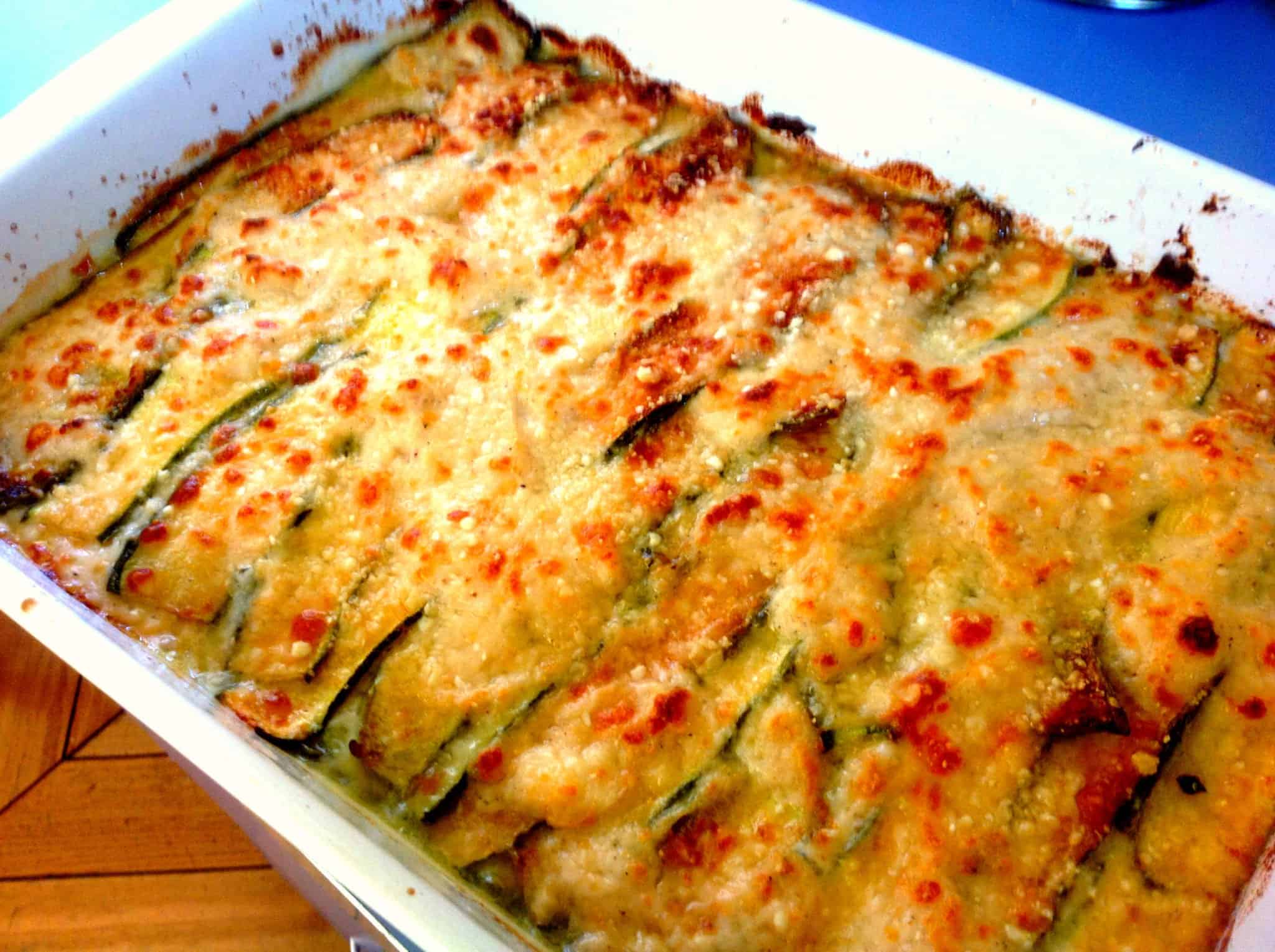Parmigiana di zucchine in bianco, con mozzarella. piatto unico