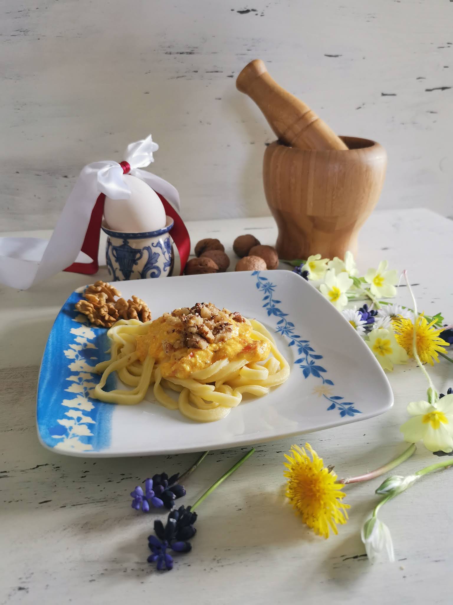 Pasqua con spaghetti alla chitarra, crema di ricotta ai peperoni e noci