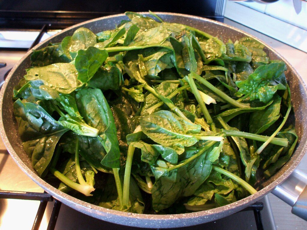 Passatelli verdi agli spinaci e arancioni alle carote in brodo vegetale arricchito