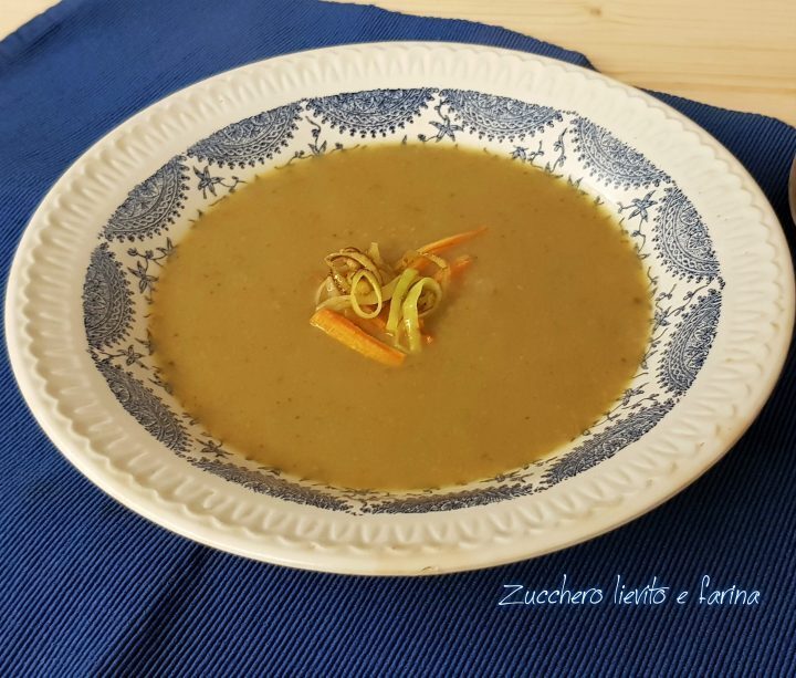 Passato di verdure con porri e carote croccanti