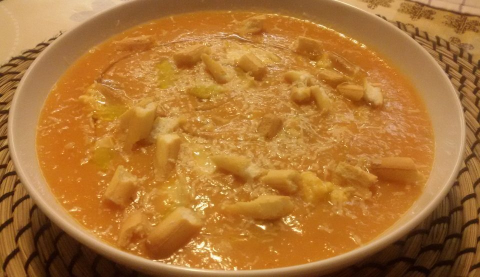 Passato di verdure con scorze di parmigiano