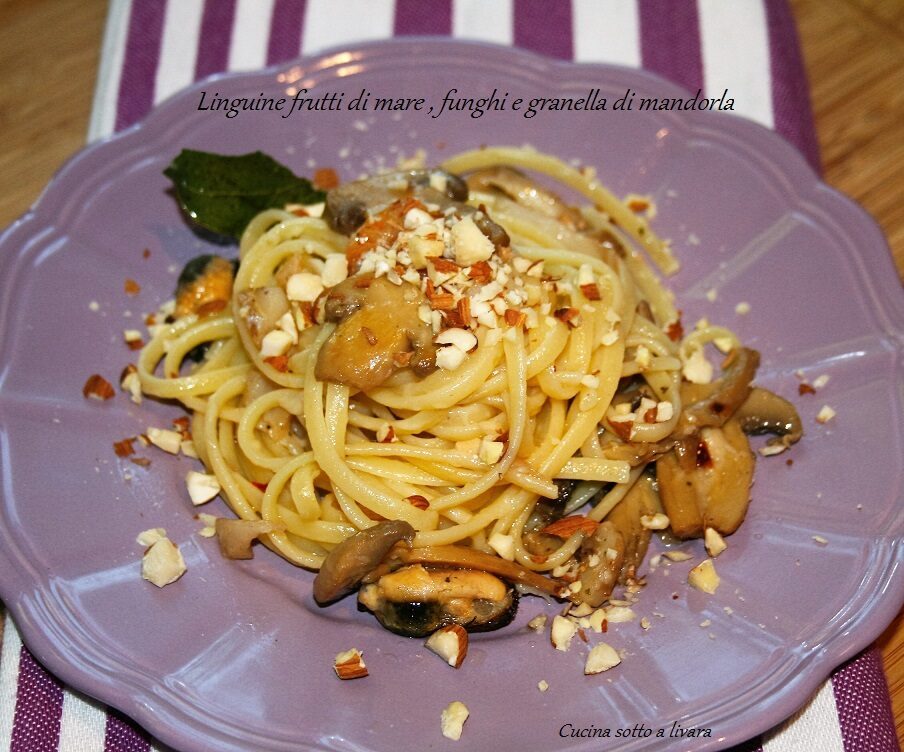 Pasta ai frutti di mare , funghi e granella di mandorla