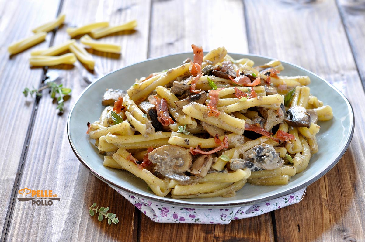 Pasta ai funghi cremosa con speck croccante