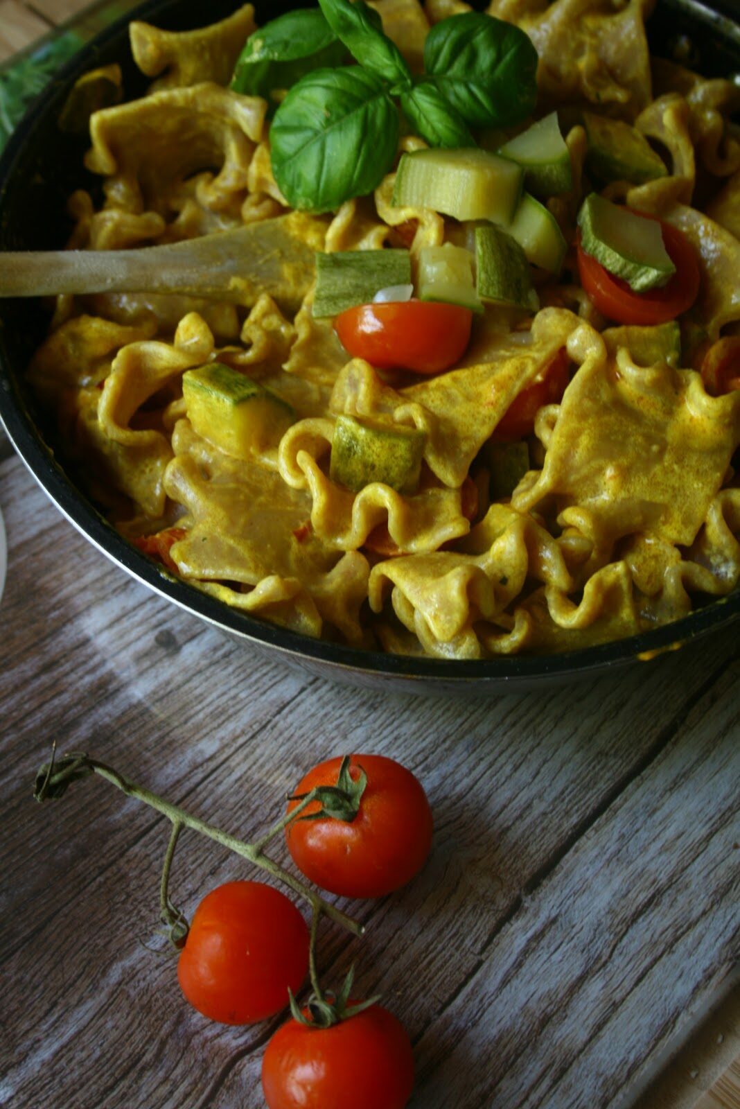 Pasta ai pomodorini , robiola e zafferano , per riprodurre un tramonto primaverile