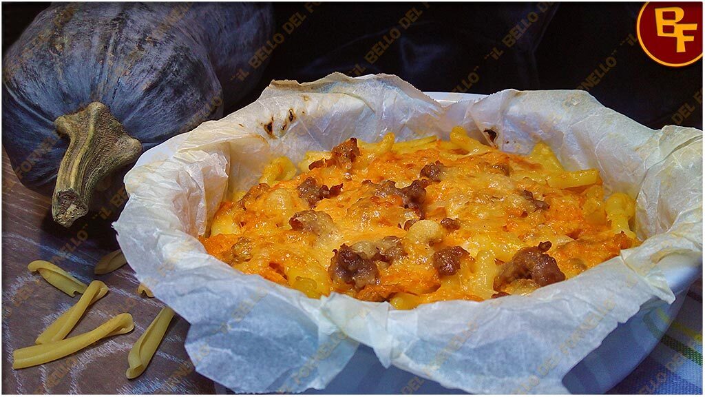 Pasta al cartoccio con zucca e salsiccia