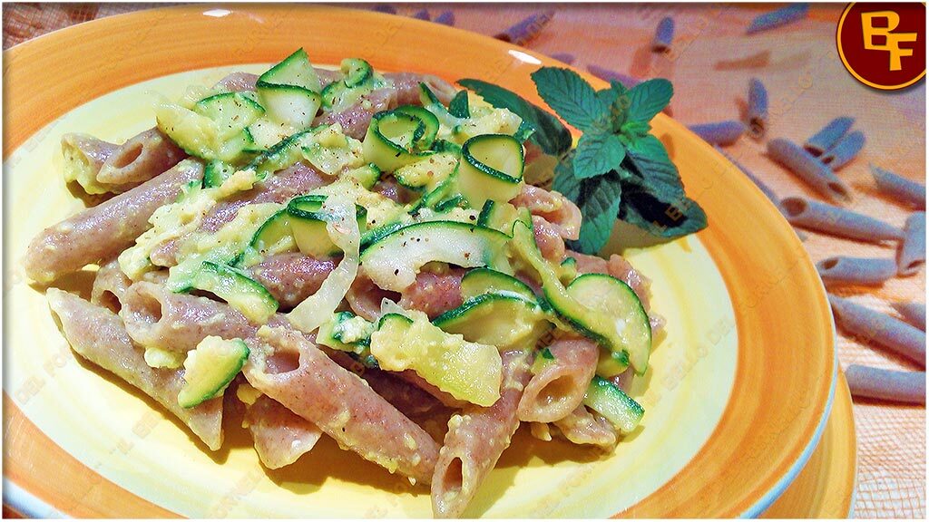 Pasta al farro con carbonara di zucchine al profumo di menta
