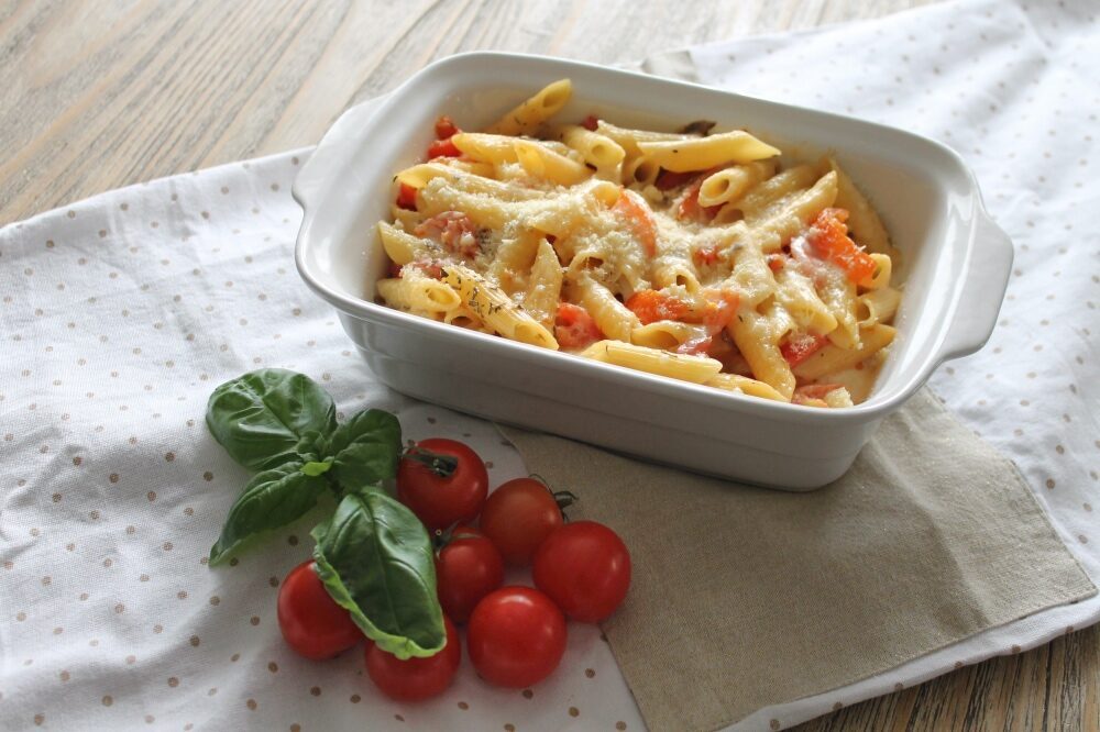 Pasta al forno con acciughe, pomodorini e mozzarella