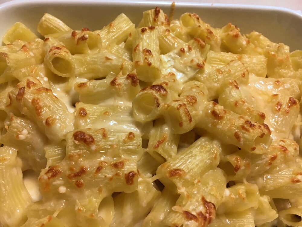 Pasta al forno con besciamella e formaggi