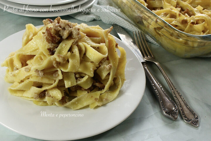 Pasta al forno con besciamella leggera e salsiccia