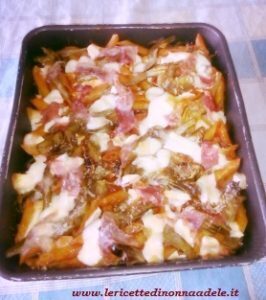 Pasta al forno con carciofi e prosciutto
