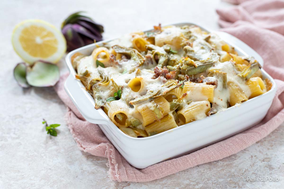 Pasta al forno con carciofi e salsiccia
