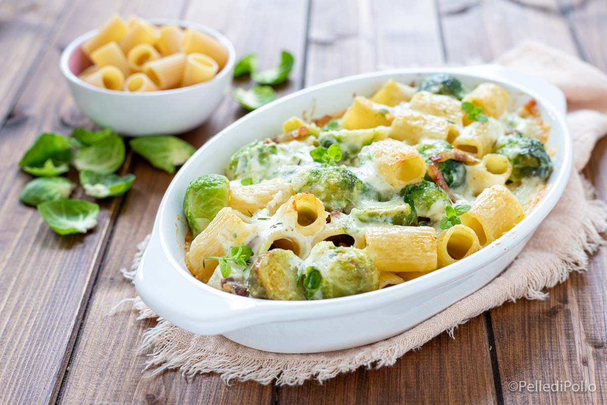 Pasta al forno con cavoletti e pancetta