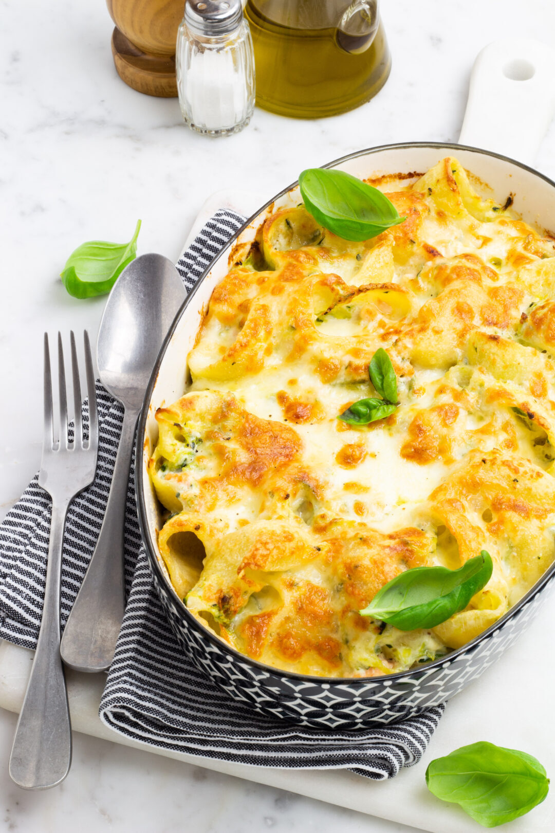 Pasta al forno con fiori di zucca e salmone