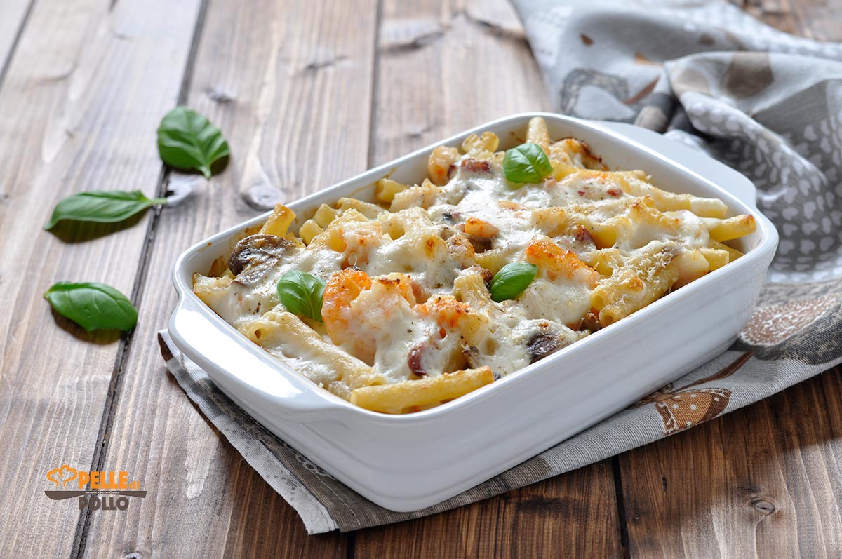 Pasta al forno con gamberi e funghi