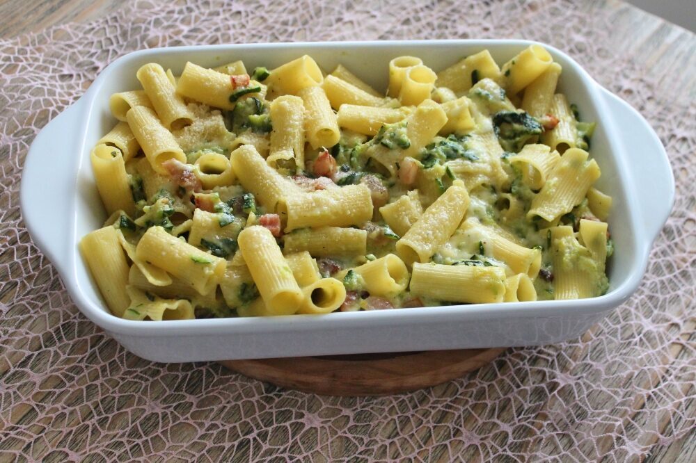 Pasta al forno con guanciale, zucchine e mozzarella