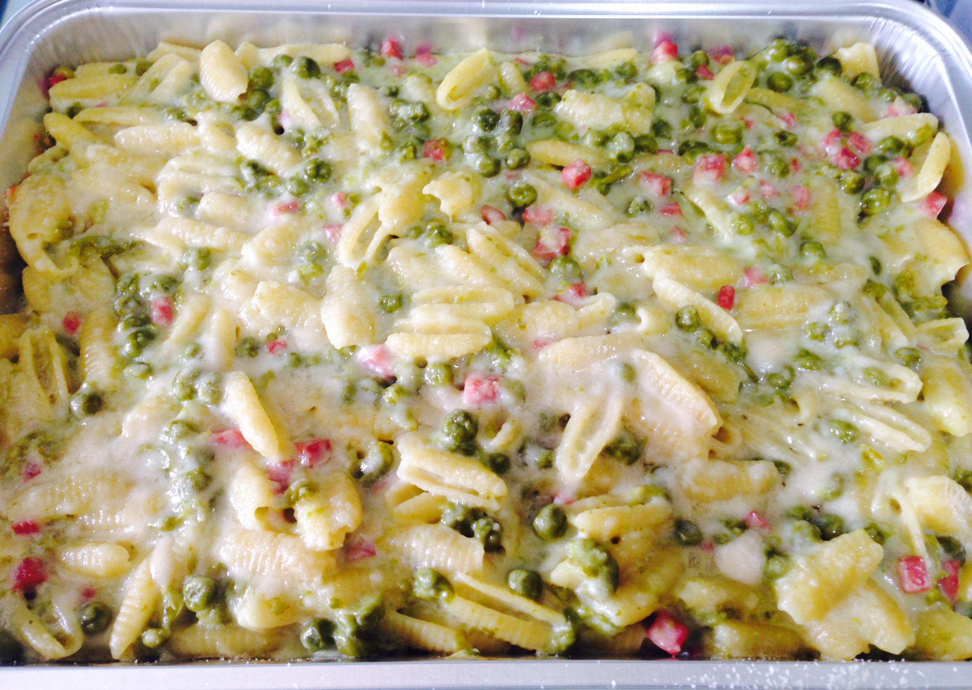 Pasta al forno con piselli, cotto e besciamella