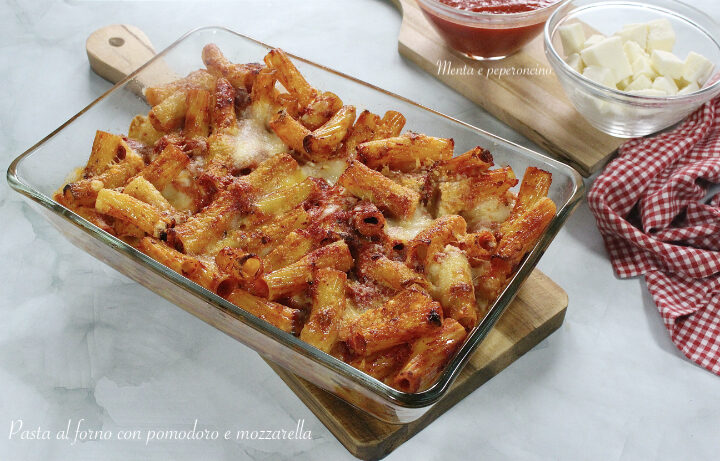 Pasta al forno con pomodoro e mozzarella
