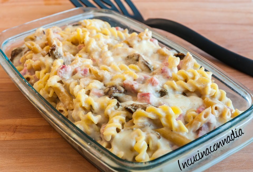 Pasta al forno con prosciutto funghi e mozzarella