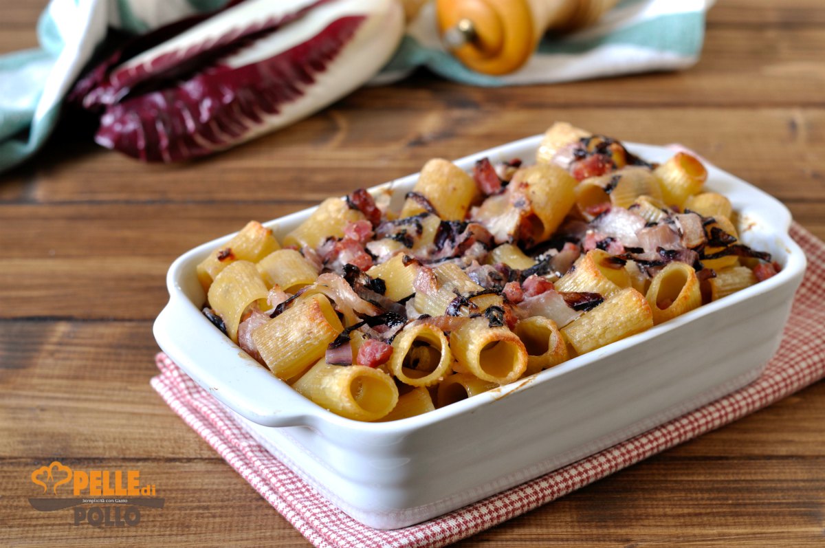 Pasta al forno con radicchio e salsiccia
