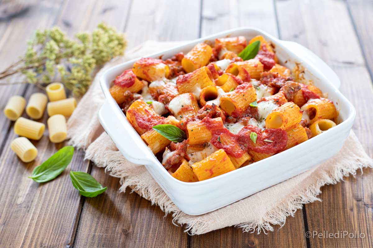 Pasta al forno con salsiccia e mozzarella