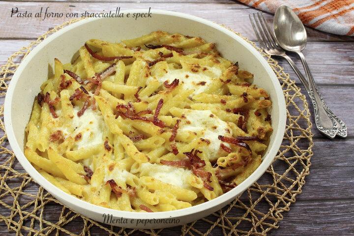Pasta al forno con stracciatella e speck