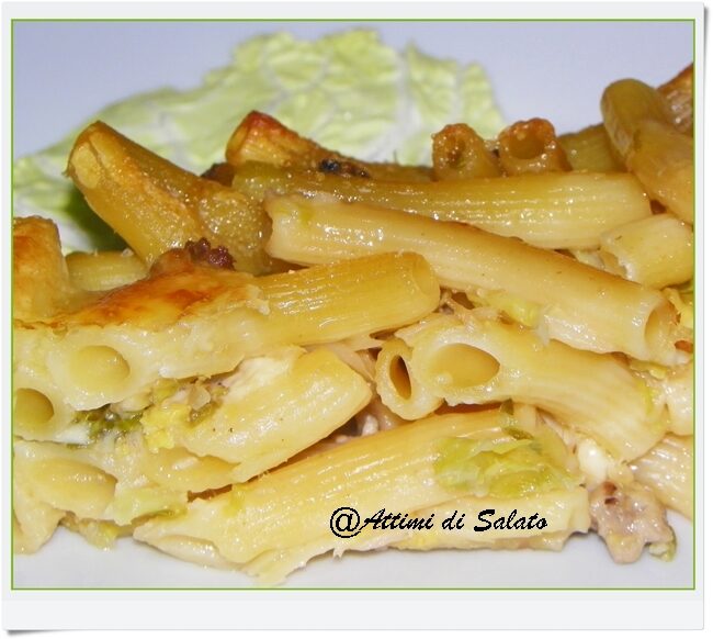 Pasta al forno con verza e salsiccia
