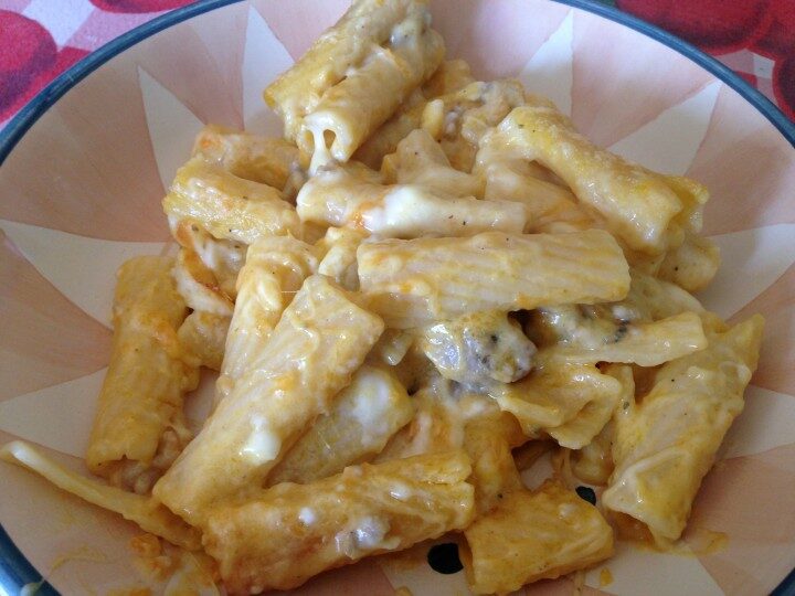 Pasta al forno con zucca, salsiccia e besciamella
