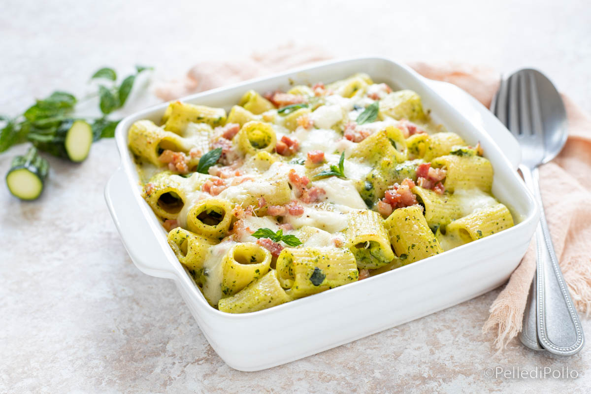 Pasta al forno con zucchine, pancetta e provola