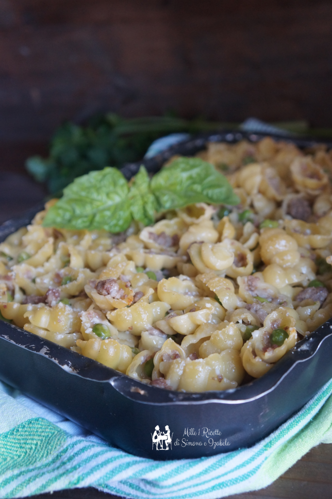 Pasta al forno salsiccia e piselli