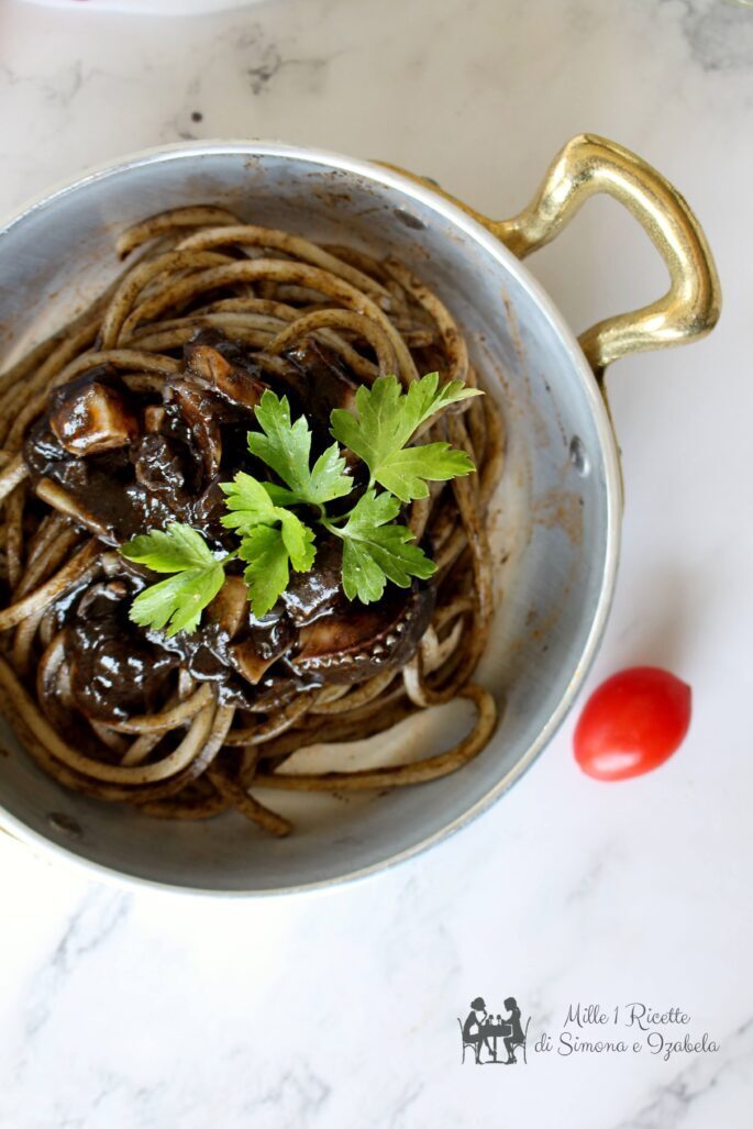 Pasta al nero di seppia specialità siciliana